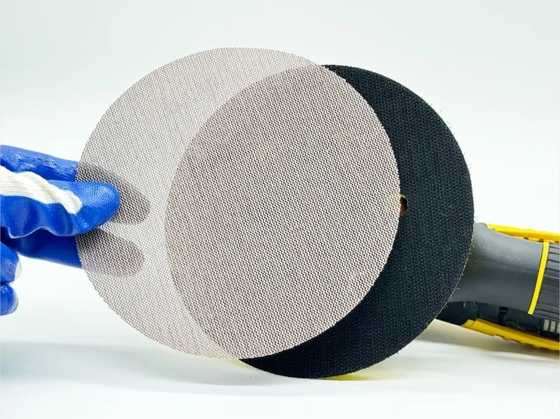 Mesh sanding disc with open structure for dust-free sanding