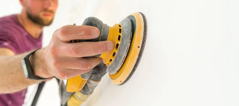 Consistent sanding feel in mesh abrasives