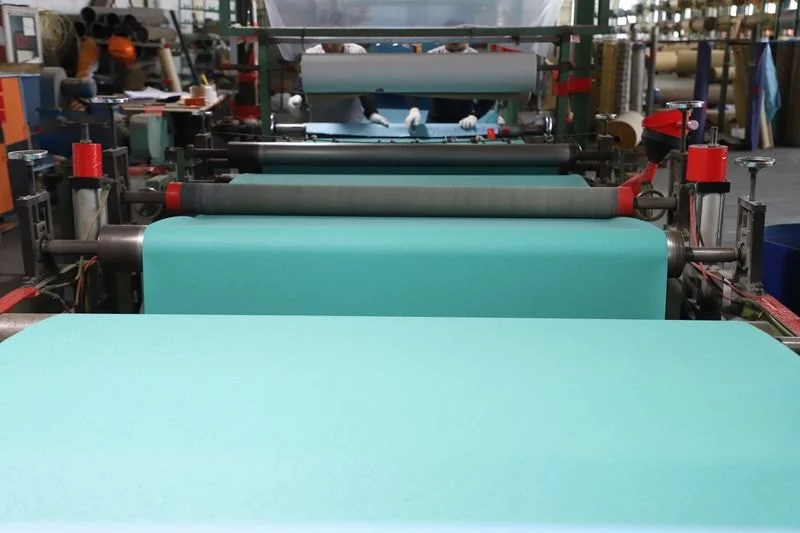 Abrasive grain distribution control in jumbo roll manufacturing