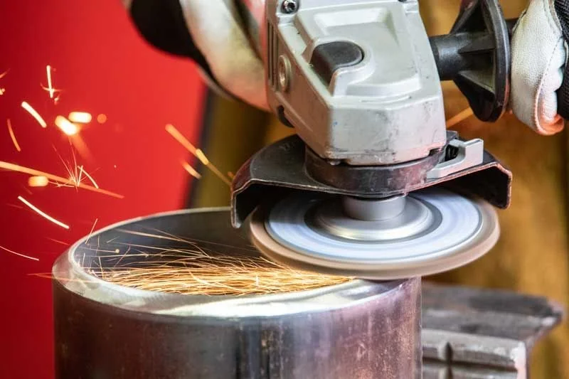 Edge grinding and deburring with flap discs for precision control