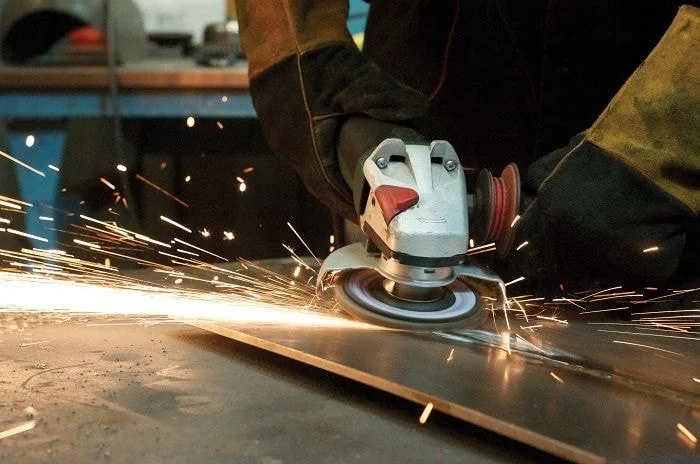 Weld seam removal using flap discs for controlled grinding